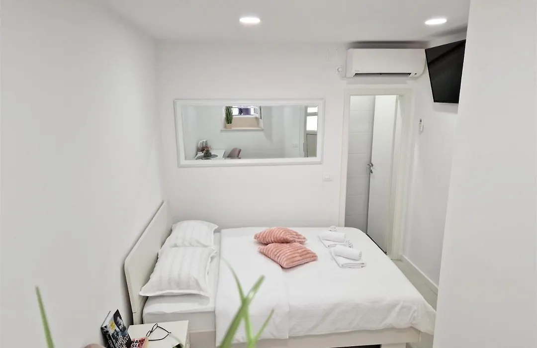 Room M&M-1